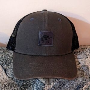 Grey and black Nike trucker hat/snapback